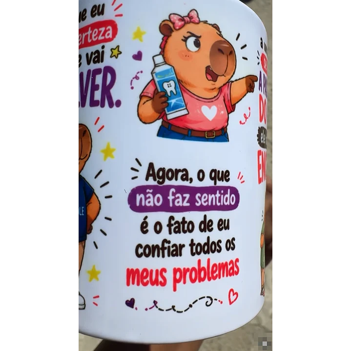 Arte para Caneca sabe o que eu acho engraçado? é que se der algum problema na minha vida, a primeira pessoa que eu ligo é o meu marido Arquivo em Jpg 3