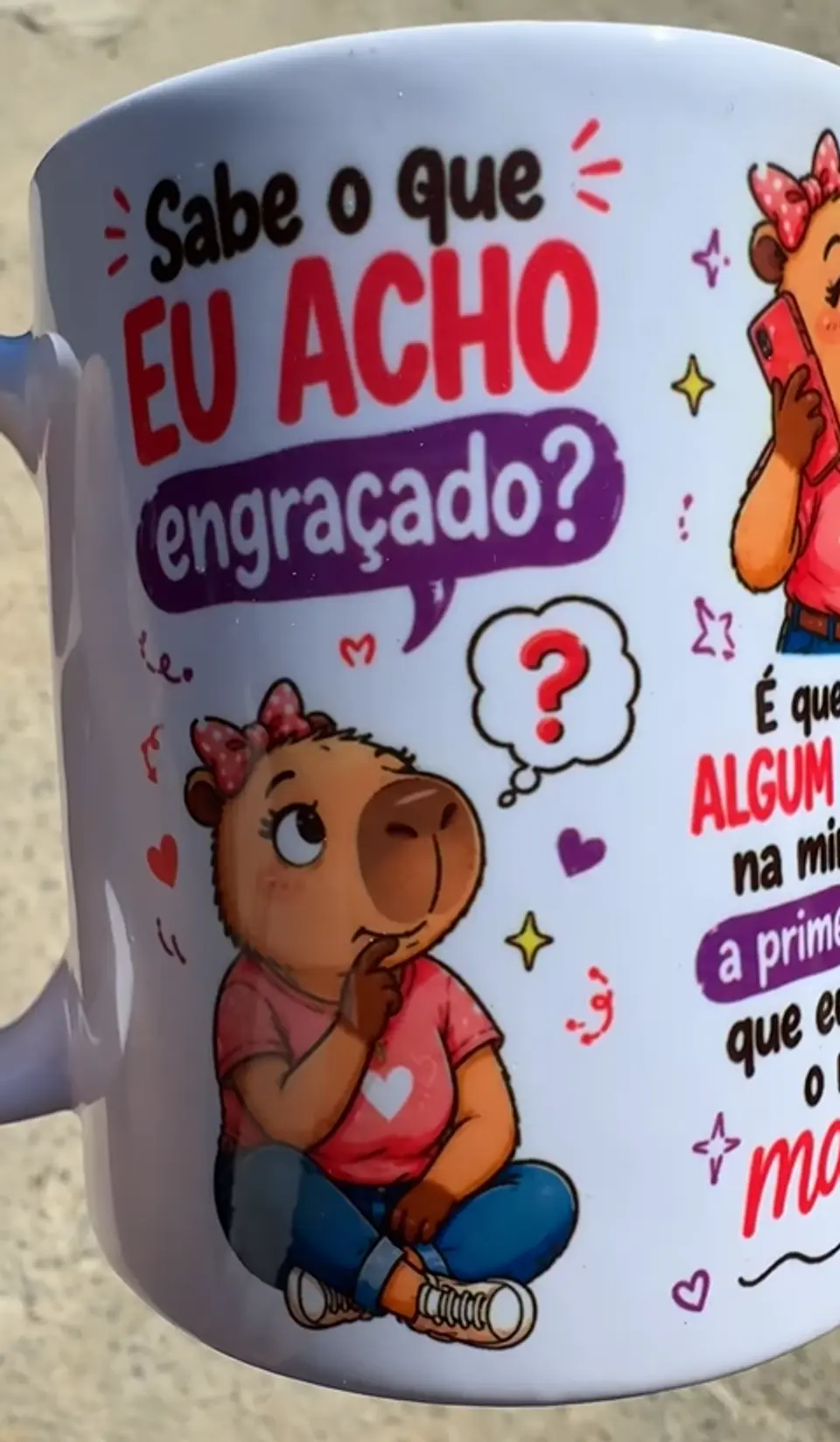 Arte para Caneca sabe o que eu acho engraçado? é que se der algum problema na minha vida, a primeira pessoa que eu ligo é o meu marido Arquivo em Jpg 1