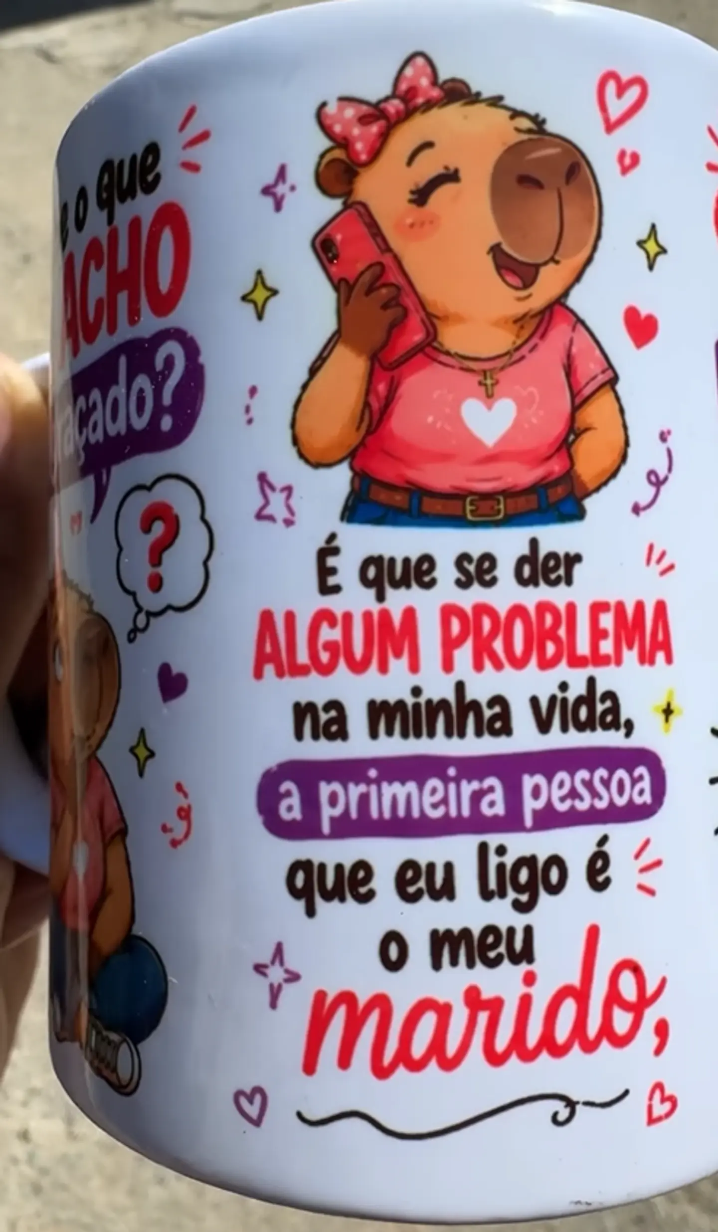 Arte para Caneca sabe o que eu acho engraçado? é que se der algum problema na minha vida, a primeira pessoa que eu ligo é o meu marido Arquivo em Jpg 2