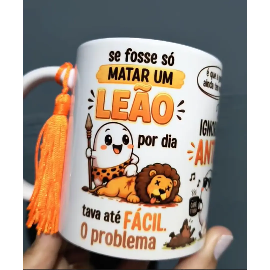 Artes para Caneca se fosse só MATAR UM LEÃO por dia tava até FÁCIL. O problema é que a gente ainda tem que..., IGNORAR as ANTAS, ENGOLIR OS SAPOS, DESVIAR das COBRAS Arquivo em Png 1