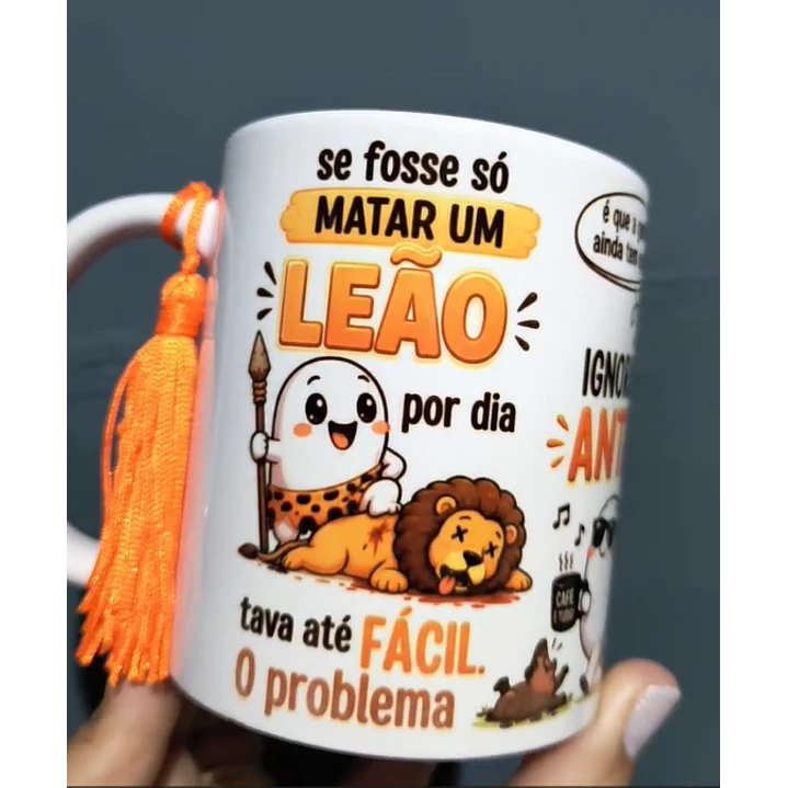 Artes para Caneca se fosse só MATAR UM LEÃO por dia tava até FÁCIL. O problema é que a gente ainda tem que..., IGNORAR as ANTAS, ENGOLIR OS SAPOS, DESVIAR das COBRAS Arquivo em Png 1
