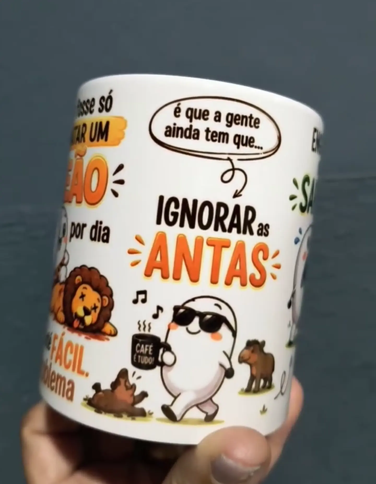 Artes para Caneca se fosse só MATAR UM LEÃO por dia tava até FÁCIL. O problema é que a gente ainda tem que..., IGNORAR as ANTAS, ENGOLIR OS SAPOS, DESVIAR das COBRAS Arquivo em Png 2