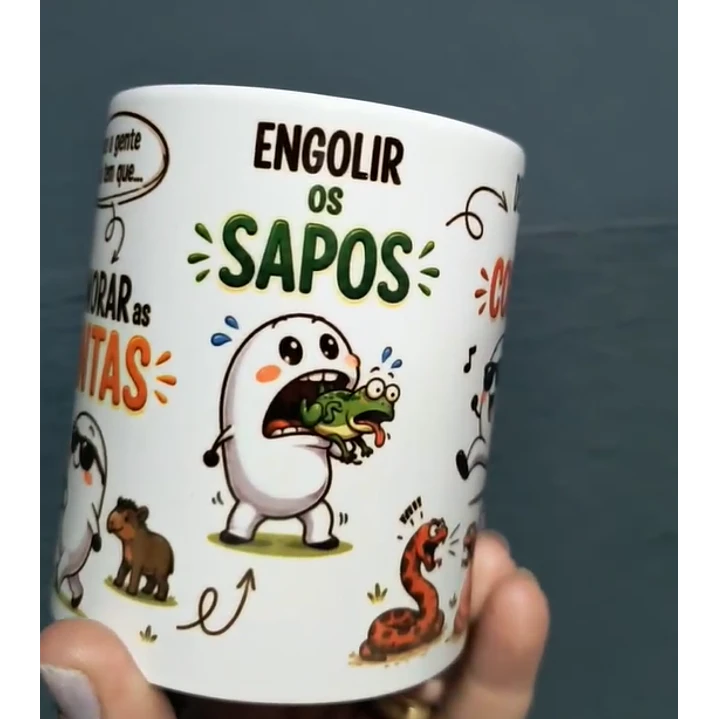 Artes para Caneca se fosse só MATAR UM LEÃO por dia tava até FÁCIL. O problema é que a gente ainda tem que..., IGNORAR as ANTAS, ENGOLIR OS SAPOS, DESVIAR das COBRAS Arquivo em Png 3