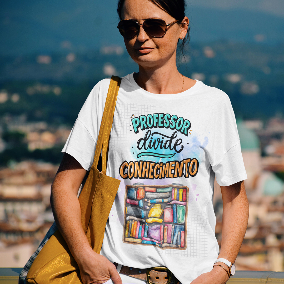 T-shirt Professor “Divide Conhecimento” – Prateleira de Livros 1