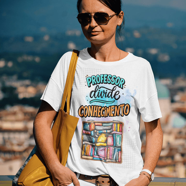 T-shirt Professor “Divide Conhecimento” – Prateleira de Livros 1