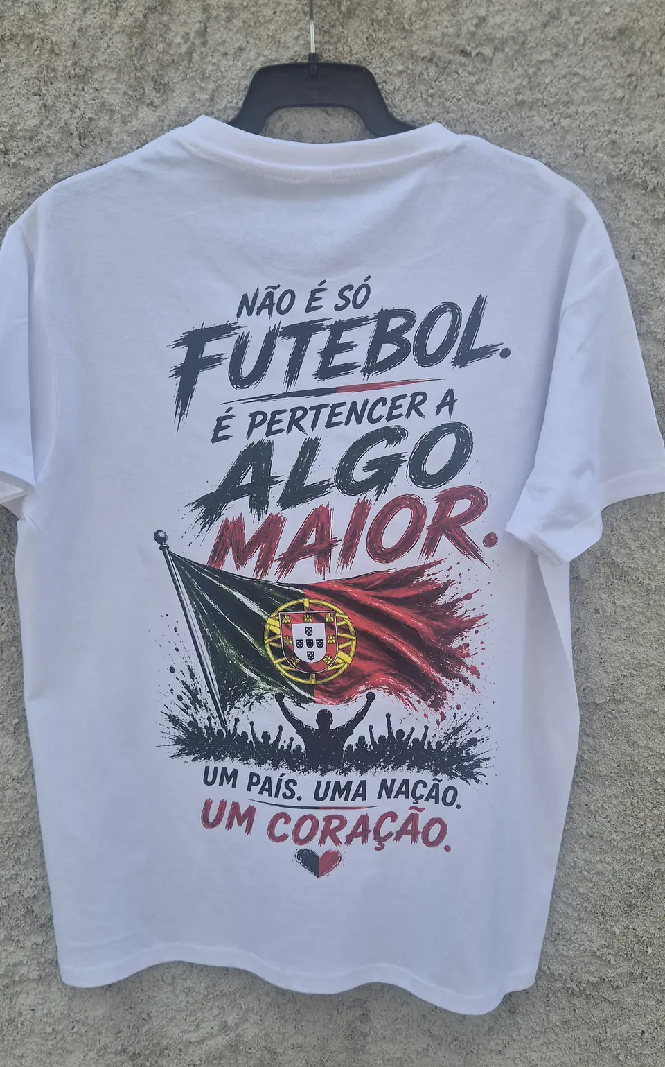 T-shirt Futebol é Algo Maior — Portugal 2026 4