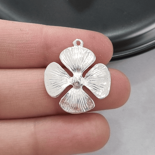 COLGANTE 4 PETALOS 26MM PLATA