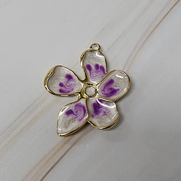 COLGANTE FLOR LILA PERLADA 37MM ENCH.ORO
