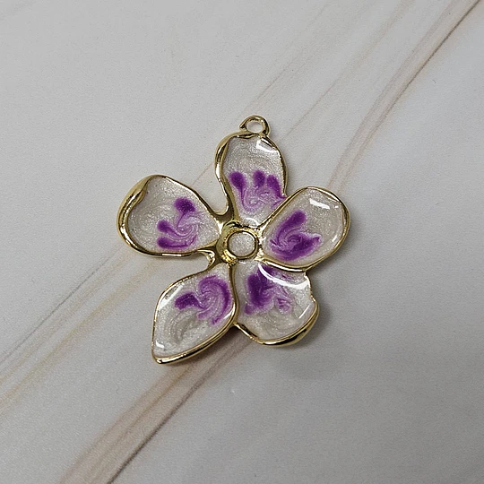 COLGANTE FLOR LILA PERLADA ENCH.ORO