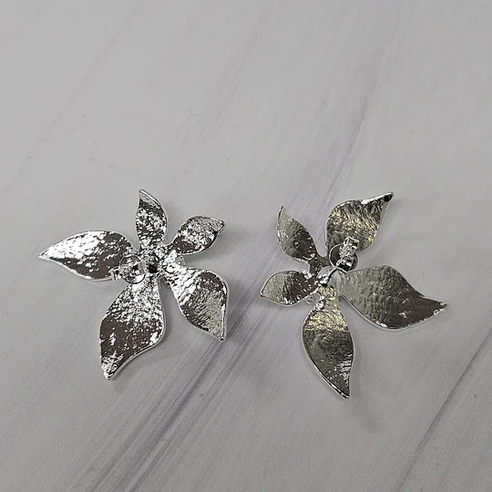 AROS FLOR PETALOS IRREGULAR 33MM ENCH.PLATA