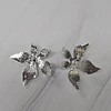 AROS FLOR PETALOS IRREGULAR 33MM ENCH.PLATA