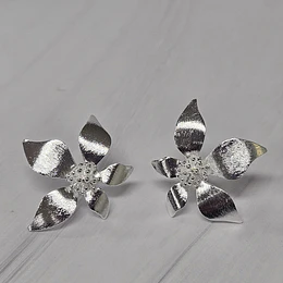 AROS FLOR PETALOS IRREGULAR 33MM ENCH.PLATA