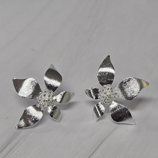 AROS FLOR PETALOS IRREGULAR 33MM ENCH.PLATA