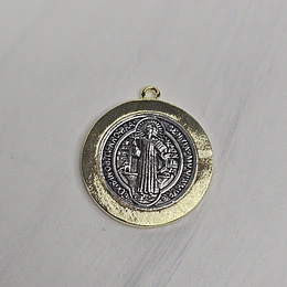 COLGANTE SAN BENITO E. DE ORO Y E. DE PLATA ENVEJECIDA 30MM