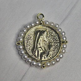 COLGANTE VIRGEN CON PERLAS 30MM ENCH.ORO