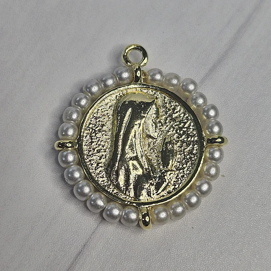 COLGANTE VIRGEN CON PERLAS 30MM ENCH.ORO