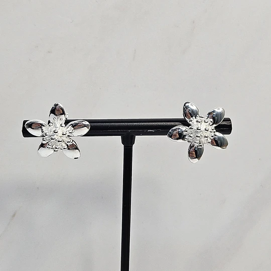 AROS FLOR PLUMERIA 20MM ENCH.PLATA