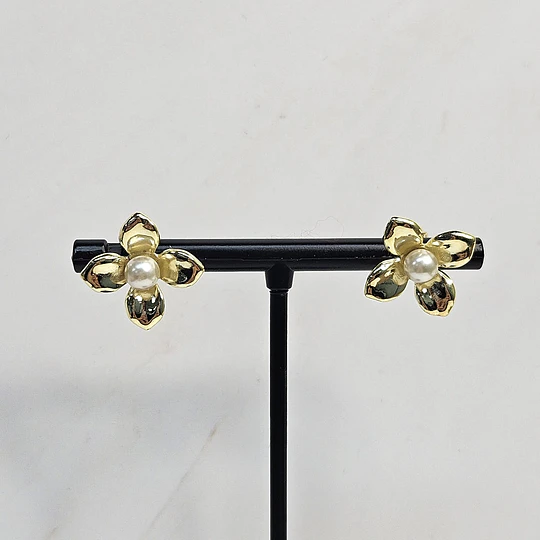 AROS FLOR 4 PETALOS PERLA 18MM ENCH.ORO