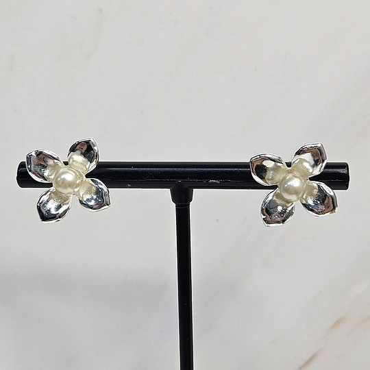 AROS 4 PETALOS PERLA 18MM ENCH.PLATA