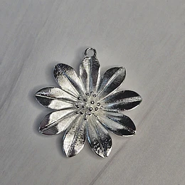 COLGANTE FLOR MANZANILLA 35MM ENCH.PLATA