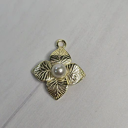 COLGANTE FLOR BOTÁNICA PERLA 21MM ENCH.ORO
