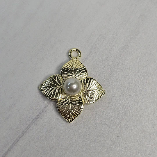 COLGANTE FLOR BOTÁNICA PERLA 21MM ENCH.ORO