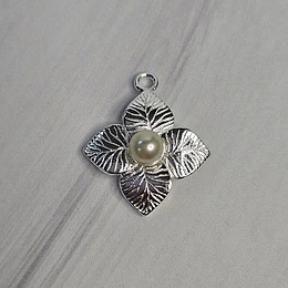 COLGANTE FLOR BOTÁNICA PERLA 21MM ENCH.PLATA