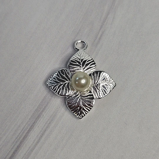 COLGANTE FLOR BOTÁNICA PERLA 21MM ENCH.PLATA