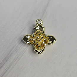 COLGANTE FLOR DE CIRUELO 20MM ENCH.ORO