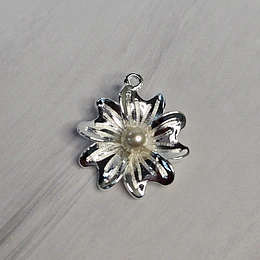 COLGANTE FLOR DALIA PERLA 23MM ENCH.PLATA