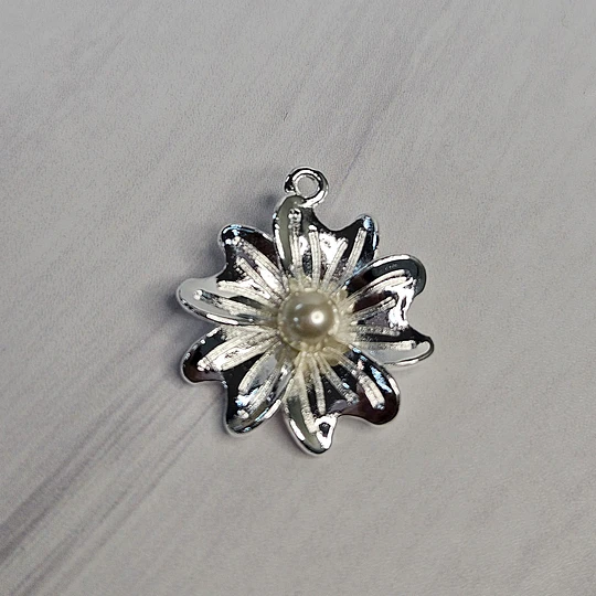 COLGANTE FLOR DALIA PERLA 23MM ENCH.PLATA