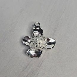 COLGANTE FLOR DOGWOOD 20MM ENCH.PLATA