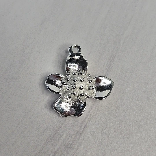 COLGANTE FLOR DOGWOOD 20MM ENCH.PLATA