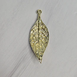 COLGANTE HOJA TEXTURIZADA 41MM ENCH.ORO