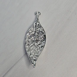 COLGANTE HOJA TEXTURIZADA 41MM ENCH.PLATA