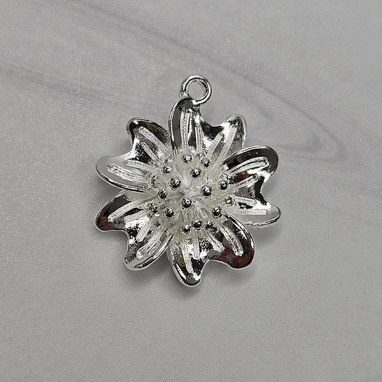 COLGANTE FLOR DE PETALO PUNTA PLATA
