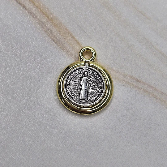 COLGANTE MINI SAN BENITO 15MM  E. DE ORO Y E. DE PLATA ENVEJECIDA