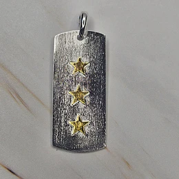 COLGANTE PLACA TRIPLE ESTRELLA 43MM ENCH.ORO/PLATA