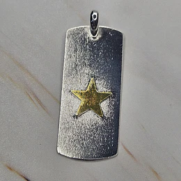 COLGANTE PLACA ESTRELLA 43MM ENCHAPE ORO/PLATA