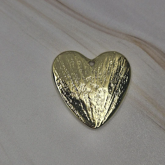 COLGANTE CORAZÓN DETENTE RELIEVES 26MM ENCH.ORO