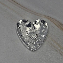 COLGANTE CORAZÓN DETENTE RELIEVES 26MM ENCH.PLATA