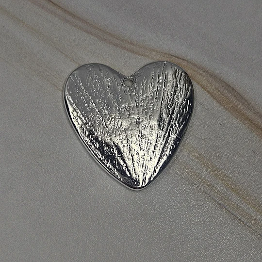 COLGANTE CORAZÓN DETENTE RELIEVES 26MM ENCH.PLATA