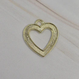 COLGANTE CORAZÓN TALLADO CALADO 18MM  ENCH.ORO