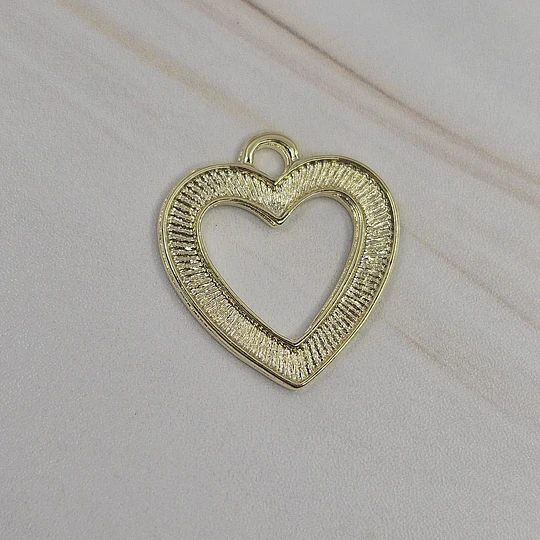 COLGANTE CORAZÓN TALLADO CALADO 18MM  ENCH.ORO