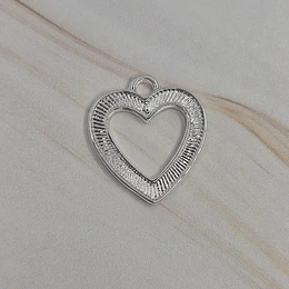 COLGANTE CORAZÓN TALLADO CALADO 18MM  ENCH.PLATA
