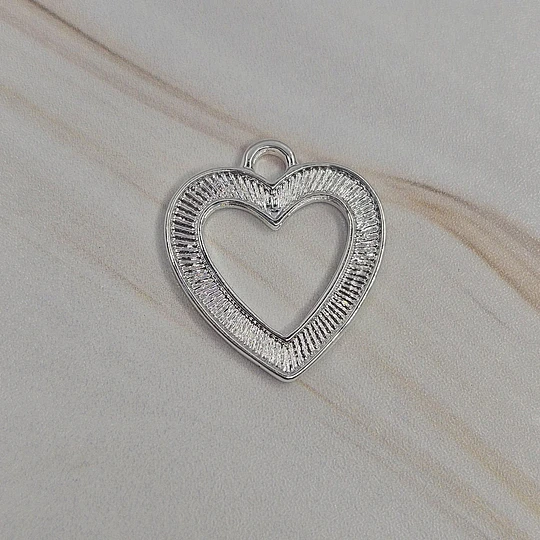COLGANTE CORAZÓN TALLADO CALADO 18MM  ENCH.PLATA