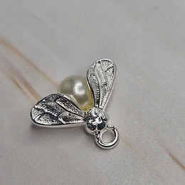 COLGANTE ABEJA REINA + PERLA 16MM ENCH.PLATA