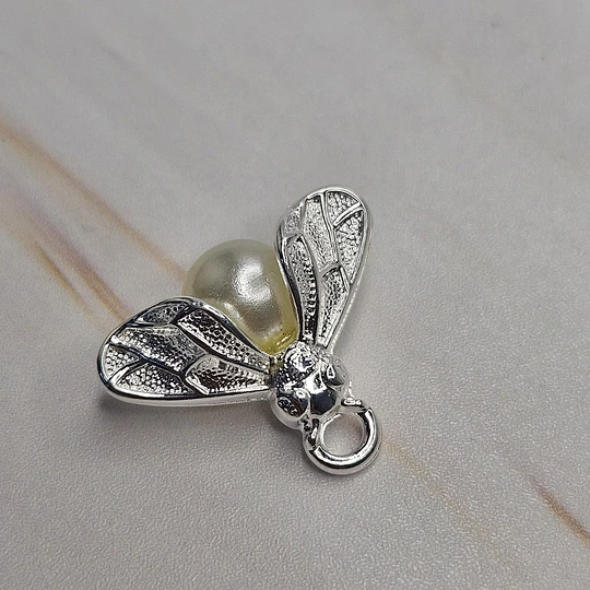 COLGANTE ABEJA REINA + PERLA 16MM ENCH.PLATA