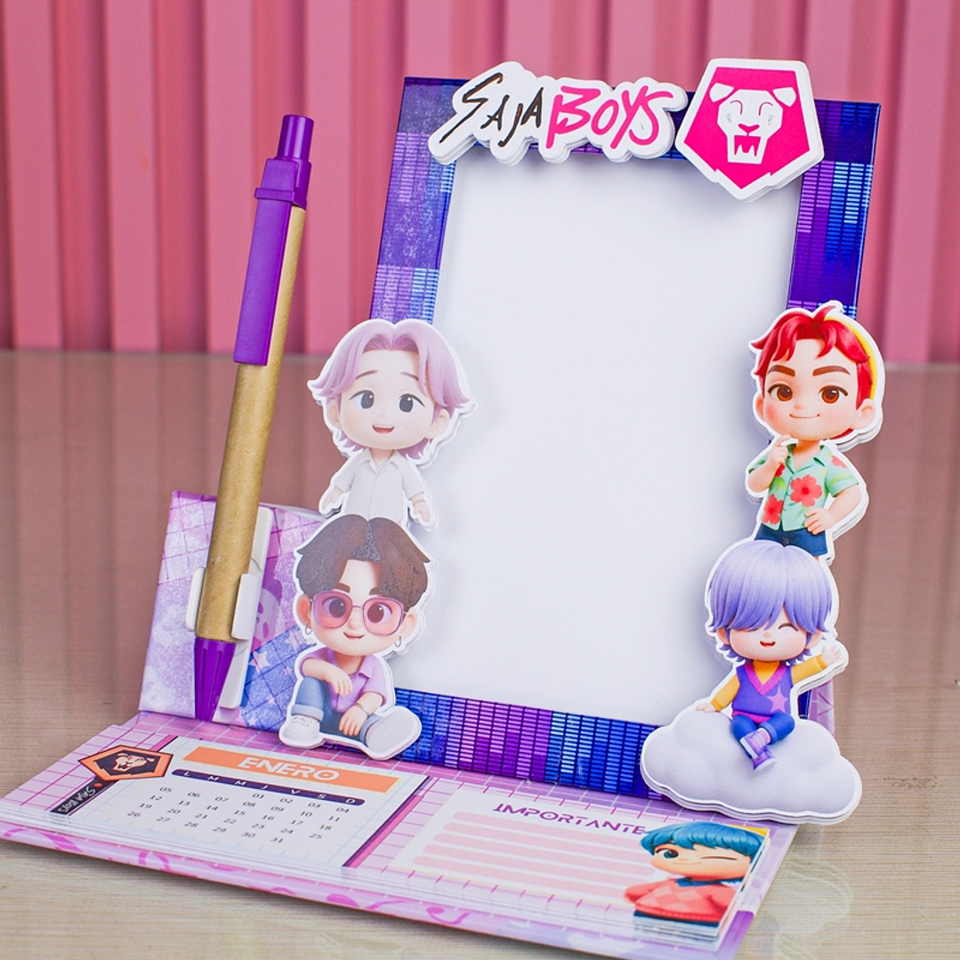 Diseños Plantillas Calendario Porta Foto Saja Boys 2026 Archivos PDF y Studio 1