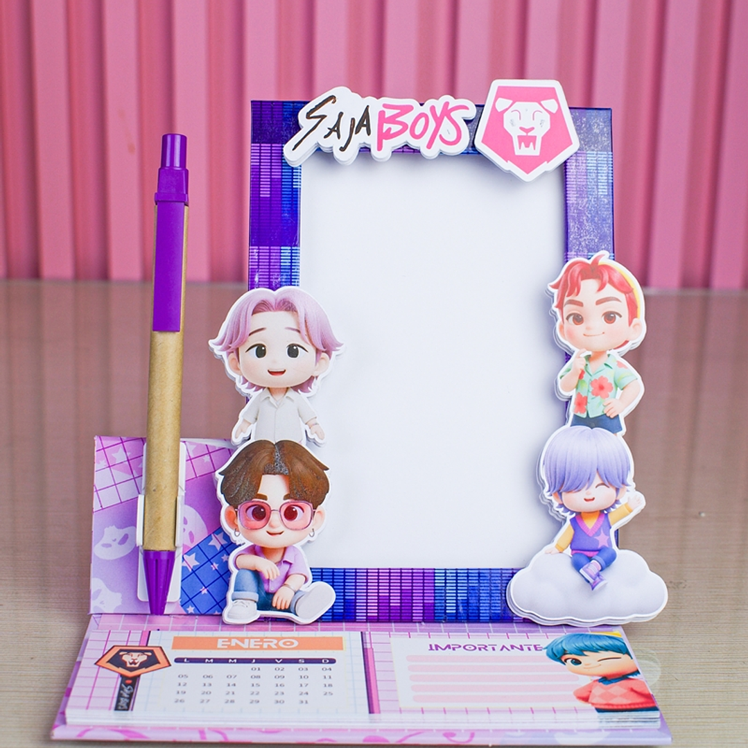 Diseños Plantillas Calendario Porta Foto Saja Boys 2026 Archivos PDF y Studio 3